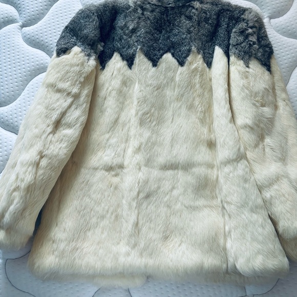 S&M Blazer fur ivory. Hook & loop close, lined pkts, acrylic lining. Sz S/M. - Picture 2 of 9